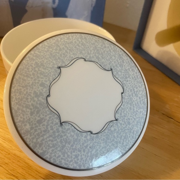 Wedgwood Ring or Trinket Box - Picture 2 of 7
